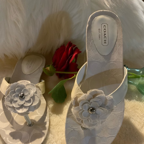 NWOT COACH - White monogram flip flops with a lovely flower on top. Sz 6 - Picture 6 of 7